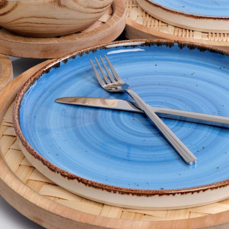 Πιάτο μπλε terra blue με μαχαιροπήρουνα στο τραπέζι