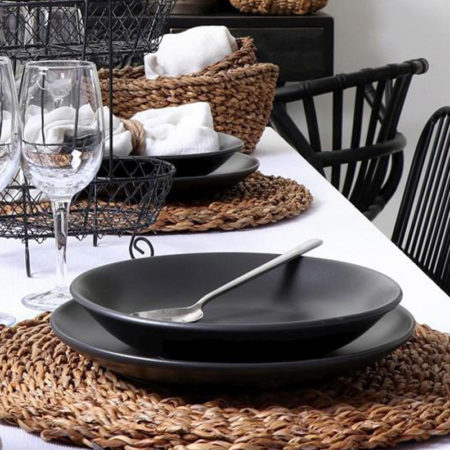 μαύρο πιάτο βαθυ μαυρο ματ σε στρωμένο τραπέζι ilionhome-espiel -terra